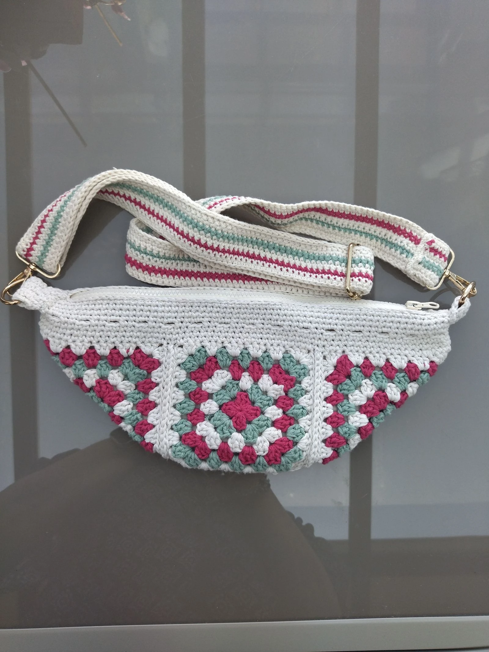 Sac banane + bandoulière réglable. 